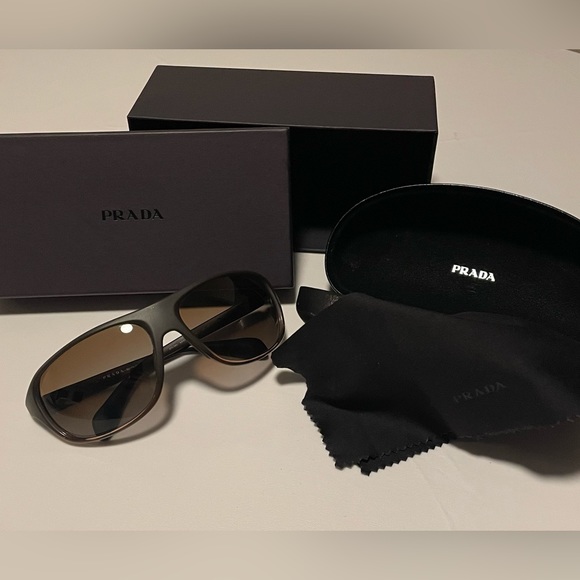 AUTHENTIC Prada Sunglasses - Polarized Lenses - Made in Italy ๐ ๐ฎ๐น - Unisex